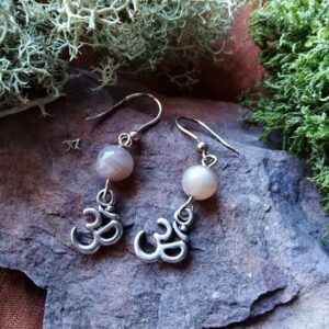 Boucles d'oreilles Om et pierres de Lune Orangée