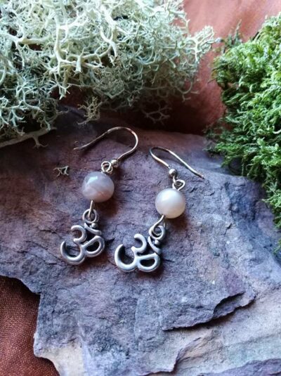 Boucles d’oreilles Om et pierres de Lune Orangée