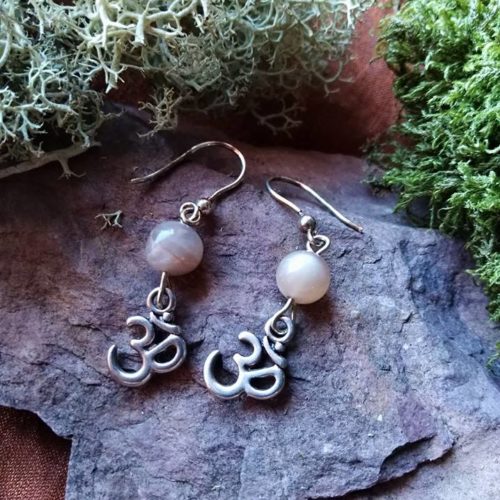 Boucles d’oreilles Om et pierres de Lune Orangée
