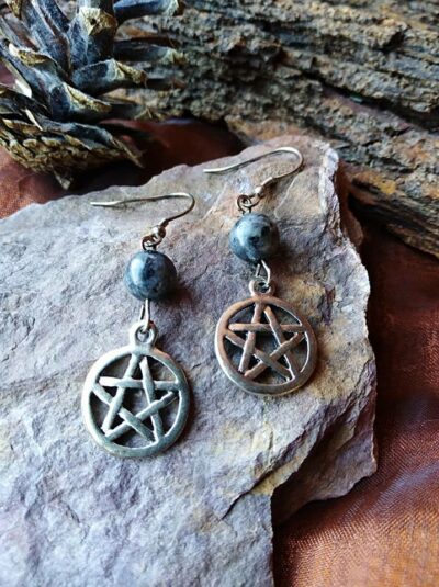 Boucles d’oreilles pentagramme et perles de Labradorite