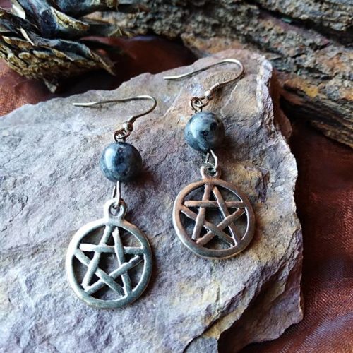 Boucles d’oreilles pentagramme et perles de Labradorite