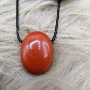 Pendentif sur Cordon en Jaspe Rouge