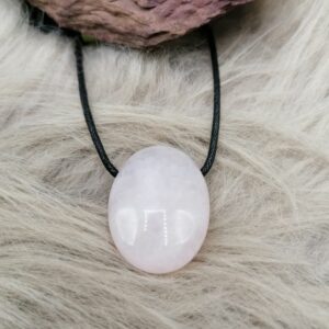 Pendentif sur Cordon en Quartz Rose